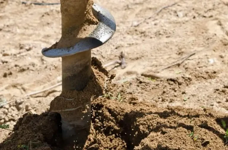 Геологія ділянки — буровий відбір ґрунту для аналізу