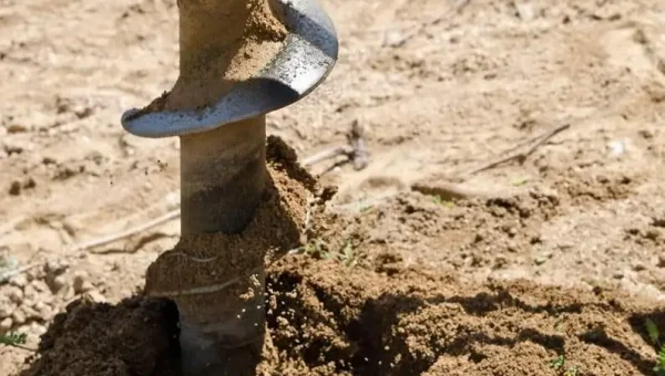 Геологія ділянки: відбір зразків ґрунту для дослідження Геологія ділянки — буровий відбір ґрунту для аналізу
