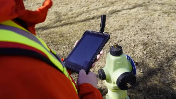 Геодезист із GNSS-приймачем проводить супутникові вимірювання на відкритій місцевості GPS геодезія — високоточне супутникове вимірювання координат